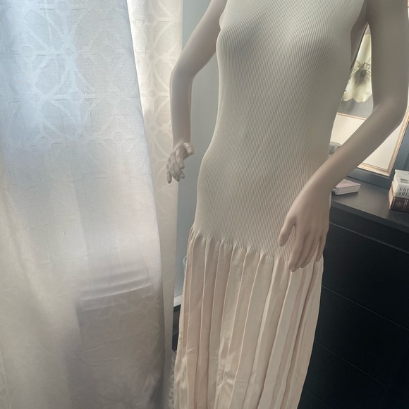 Elegant Cream Sleeveless Dress - Picture 6 of 10